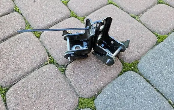 Opel Corsa F Front door lower hinge OPELCZESCI.com-E86
