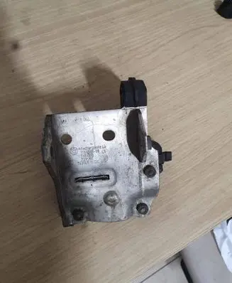 BMW 5 F10 F11 Radiator mount bracket 7186513 7186515 7211161