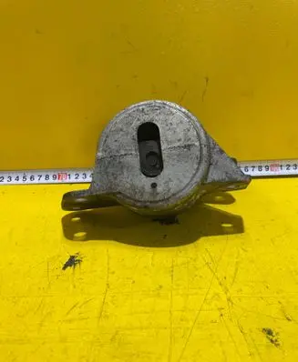Engine mounting bracket