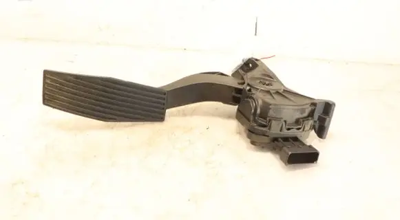 Accelerator throttle pedal