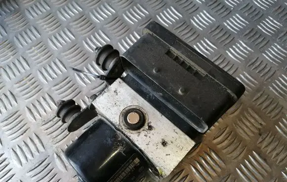 Volkswagen Golf V ABS Pump 1K0907379K 1K0614517H