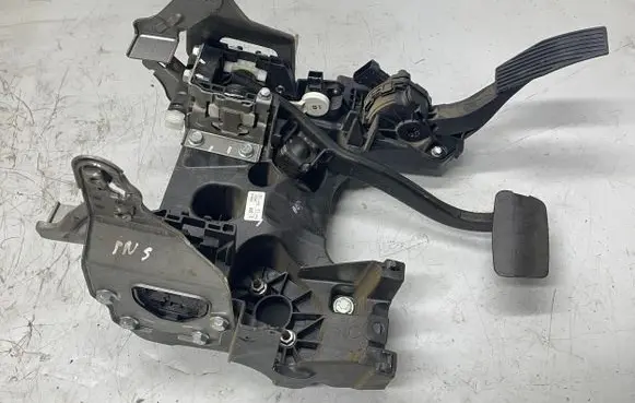 Opel Insignia A Pedal assembly 20995743