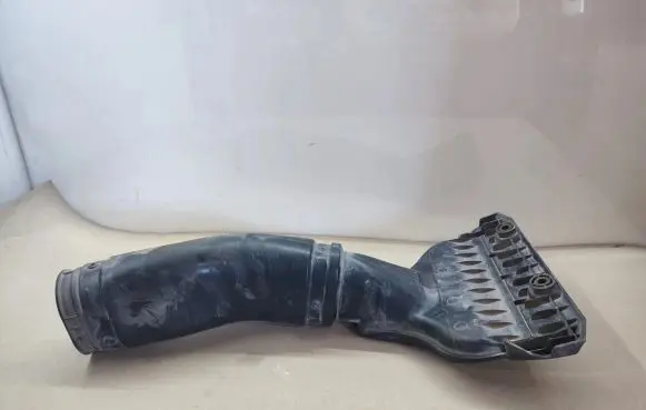 KIA Carens II Air intake duct part 282101D300