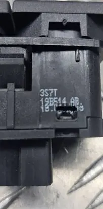 Ford Mondeo Mk III Tailgate/trunk/boot open switch 19B514