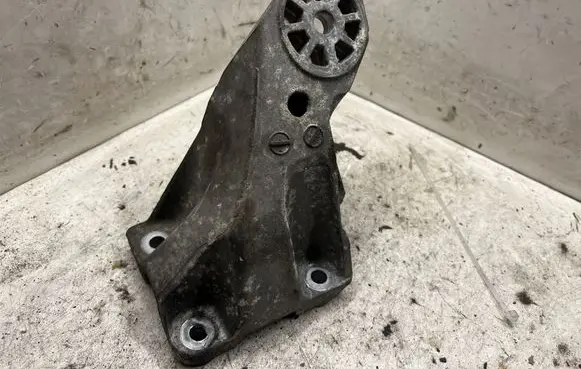 Volkswagen Touareg I Engine mounting bracket 7L6199308B