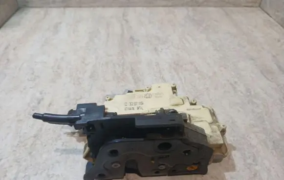 Volkswagen PASSAT B6 Front door lock 3C2837015A