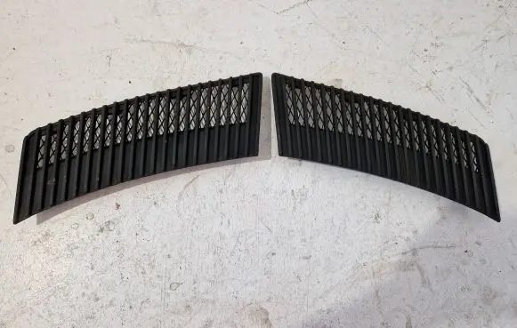 BMW 5 E28 Bonnet/hood grill 51131874518 51131874517
