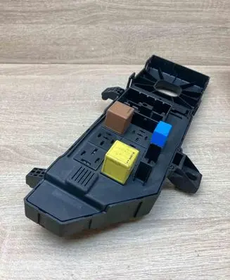 Opel Vectra C Fuse module 13181983