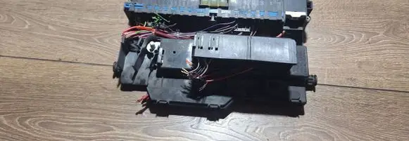 BMW 5 E39 Fuse module 8364540