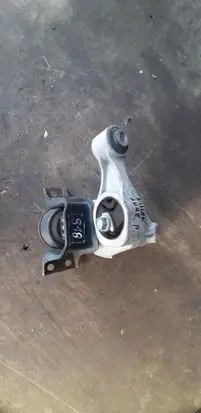 Engine mount vacuum valve