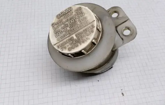Mitsubishi Space Wagon Power steering fluid tank/reservoir