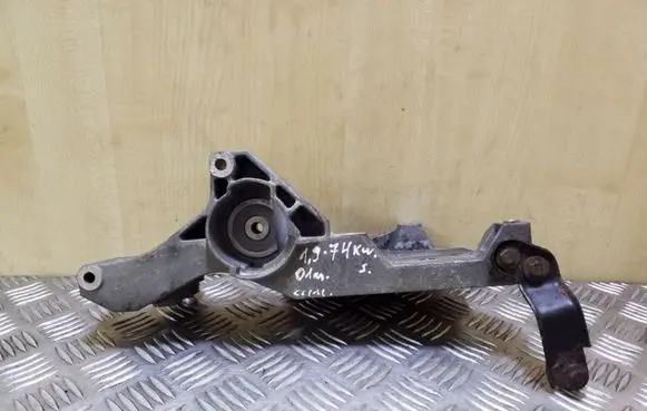 Skoda Fabia Mk1 (6Y) A/C compressor mount bracket 038903143R
