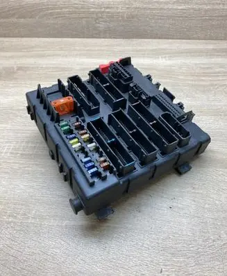 Opel Vectra C Fuse module 13125488