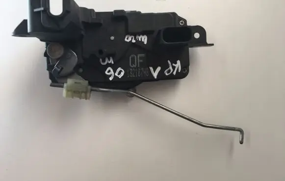 Opel Zafira A Front door lock 13210748