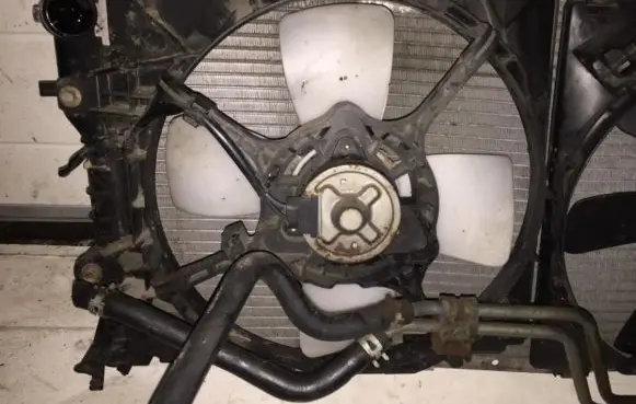 Mazda 626 Radiator cooling fan shroud
