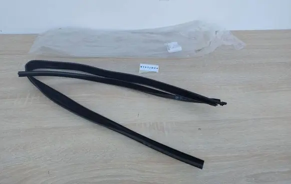 Opel Vivaro Front door rubber seal 93452263