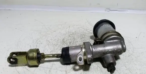 Suzuki Grand Vitara I Clutch master cylinder