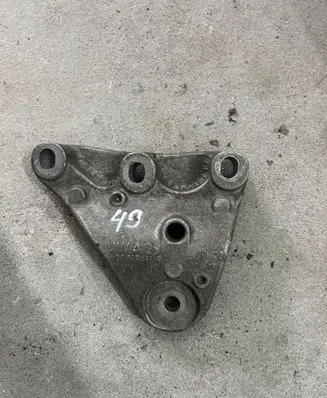 Volkswagen Polo IV 9N3 Engine mount bracket 6Q0199185R