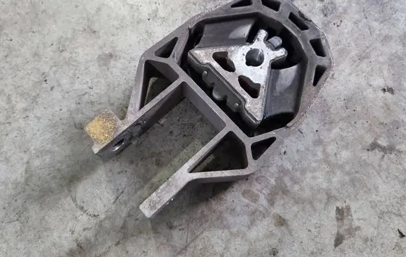 Engine mount bracket