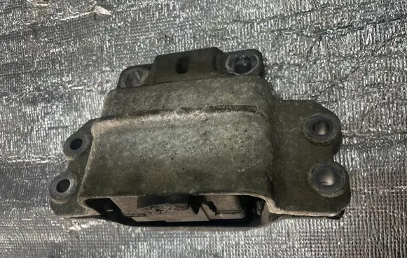 Volkswagen Caddy Engine mount bracket