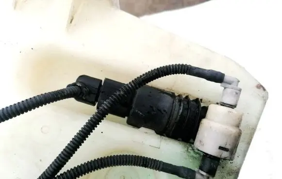 Volkswagen Golf V Windscreen/windshield washer pump