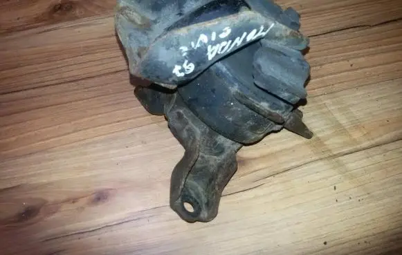 Honda Civic Engine mount bracket