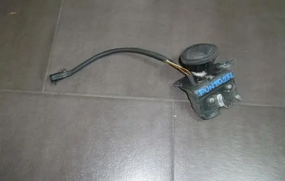 Fiat Punto (188) Tailgate/trunk/boot lock/catch/latch