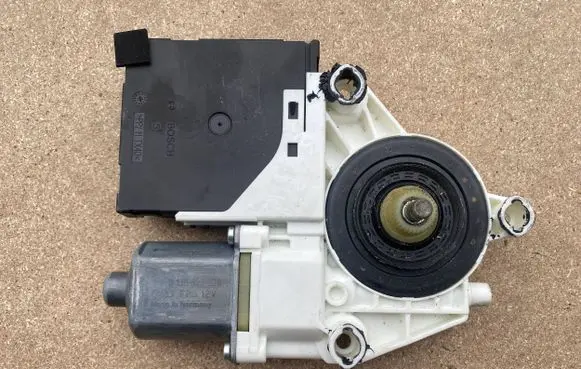 Volkswagen Caddy Front door window regulator motor 1K0959792C F005S00152 1K4837402E