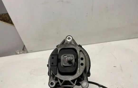 Engine mount bracket