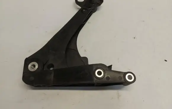 Engine mount bracket