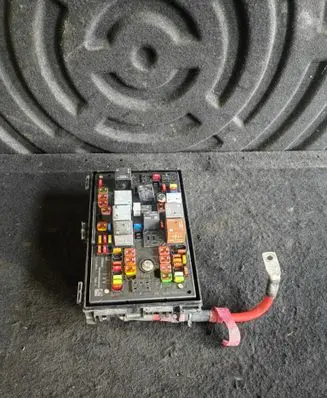 Opel Astra J Fuse module 13368639