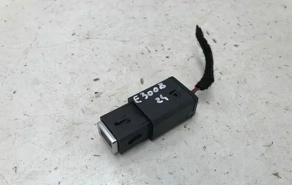 Peugeot 3008 III USB socket connector 9831350680 9851608480