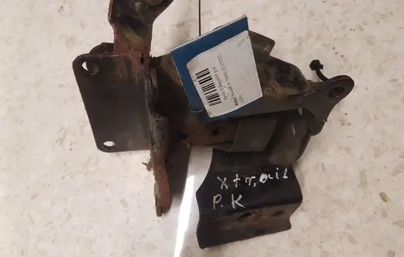 Nissan X-Trail T30 Engine mount bracket