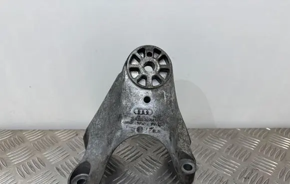 Audi Q7 4L Engine mounting bracket 7L8199307H