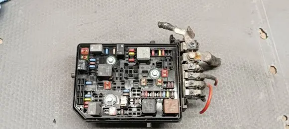 Opel Astra K Fuse module PA6GF10GB20 DPN15514069