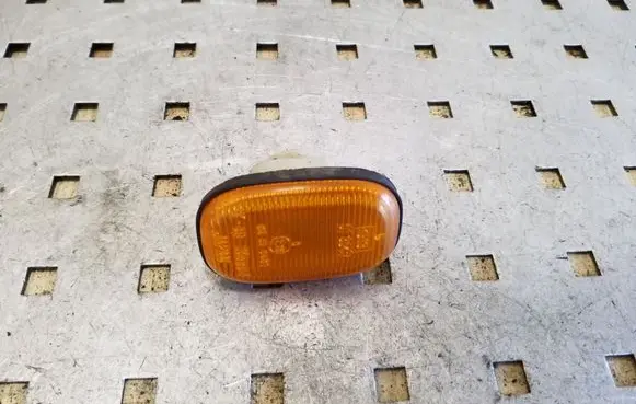Toyota RAV 4 (XA20) Front fender indicator light E13013047