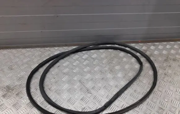 Porsche Macan (95B) Rubber seal front door (on door) 