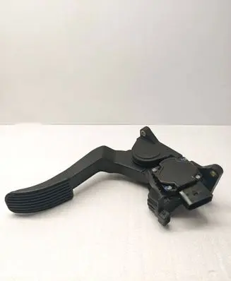 Accelerator throttle pedal