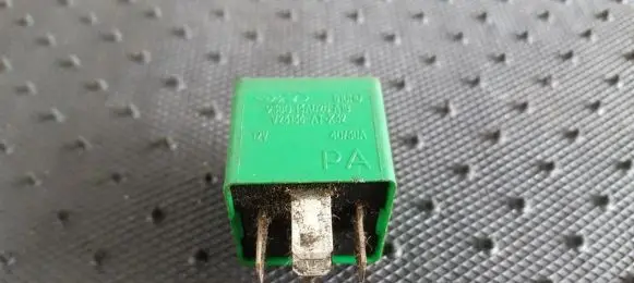 Ford Escort Other relay 93BG13A025A1B V23136-A1-X32
