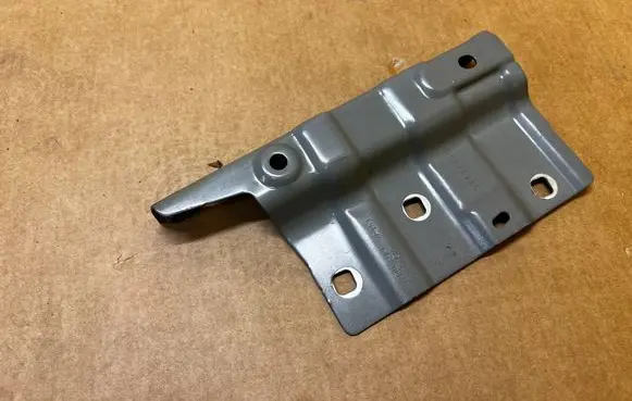 Dacia Sandero III Fender mounting bracket 631437269R