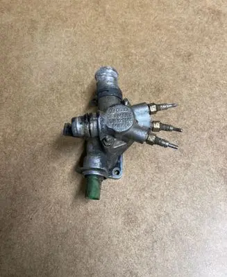 Volkswagen PASSAT B5.5 Engine coolant pipe/hose 038121145