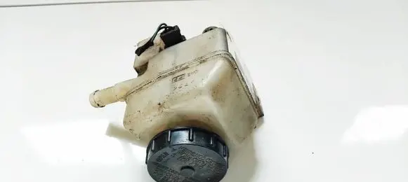 Nissan Quest Brake fluid reservoir 