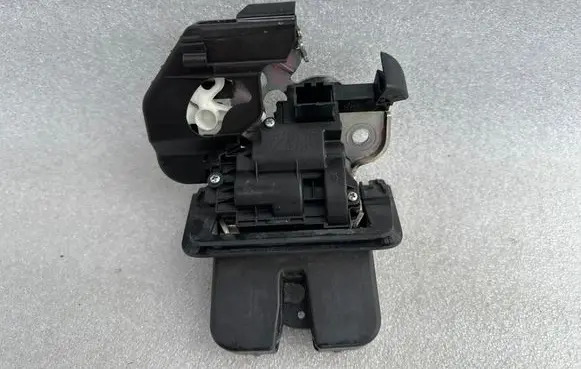 Audi A6 S6 C7 4G Tailgate/trunk/boot lock/catch/latch 8R0827505 012153181015