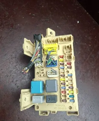 Toyota Avensis T250 Fuse module 82641CA010F 4000610181 06020310440501