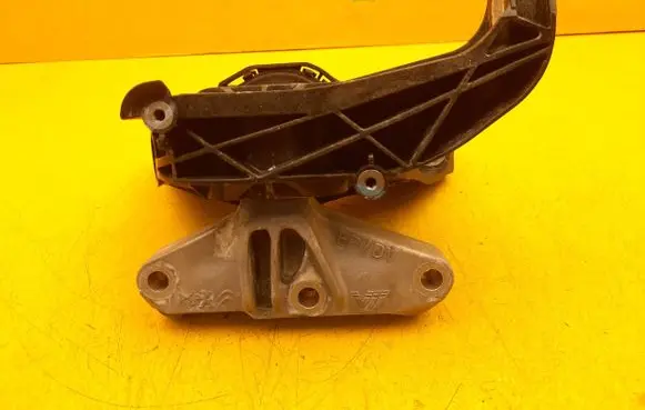 Peugeot 3008 III Engine mounting bracket