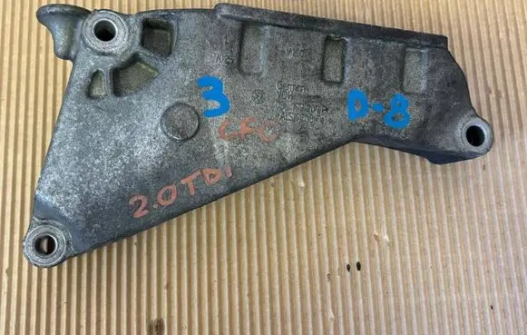 Engine mounting bracket