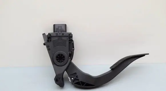 Accelerator throttle pedal