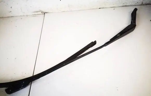Front wiper blade arm