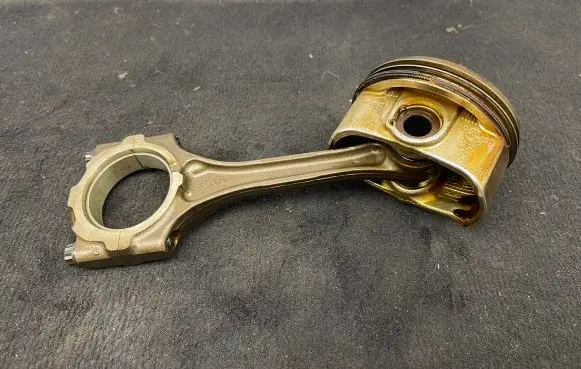 Toyota Auris E180 Piston with connecting rod