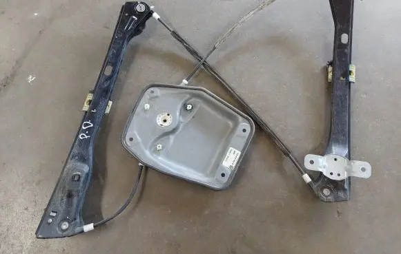 Front window lifting mechanism without motor